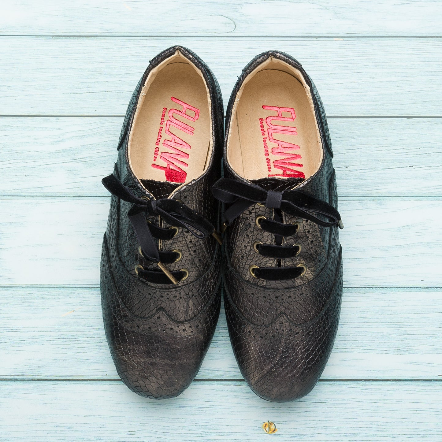 Oxford Curvy-Engraved Black leather