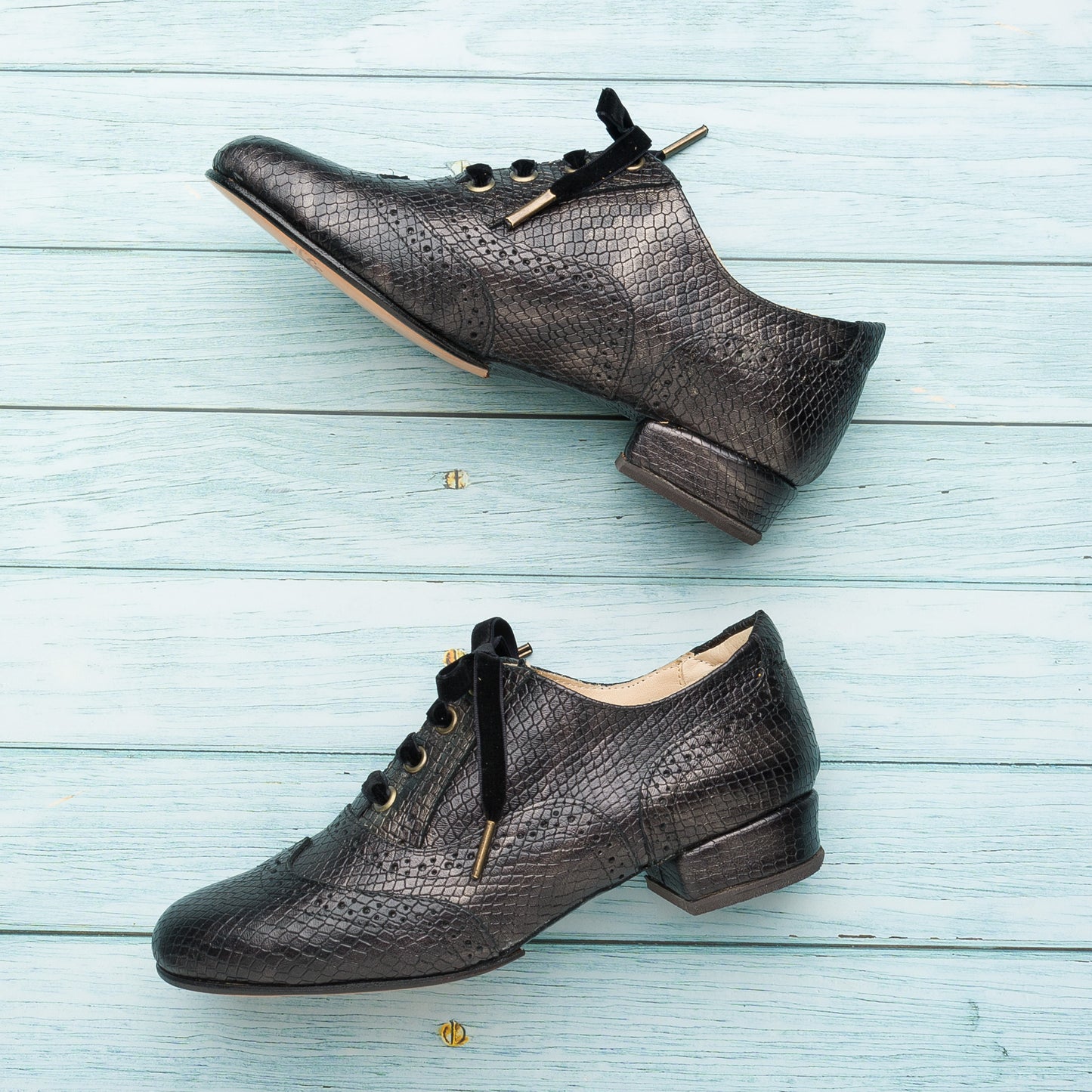 Oxford Curvy-Engraved Black leather