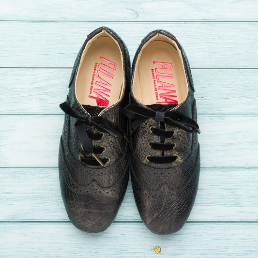 Oxford Curvy-Engraved Black leather